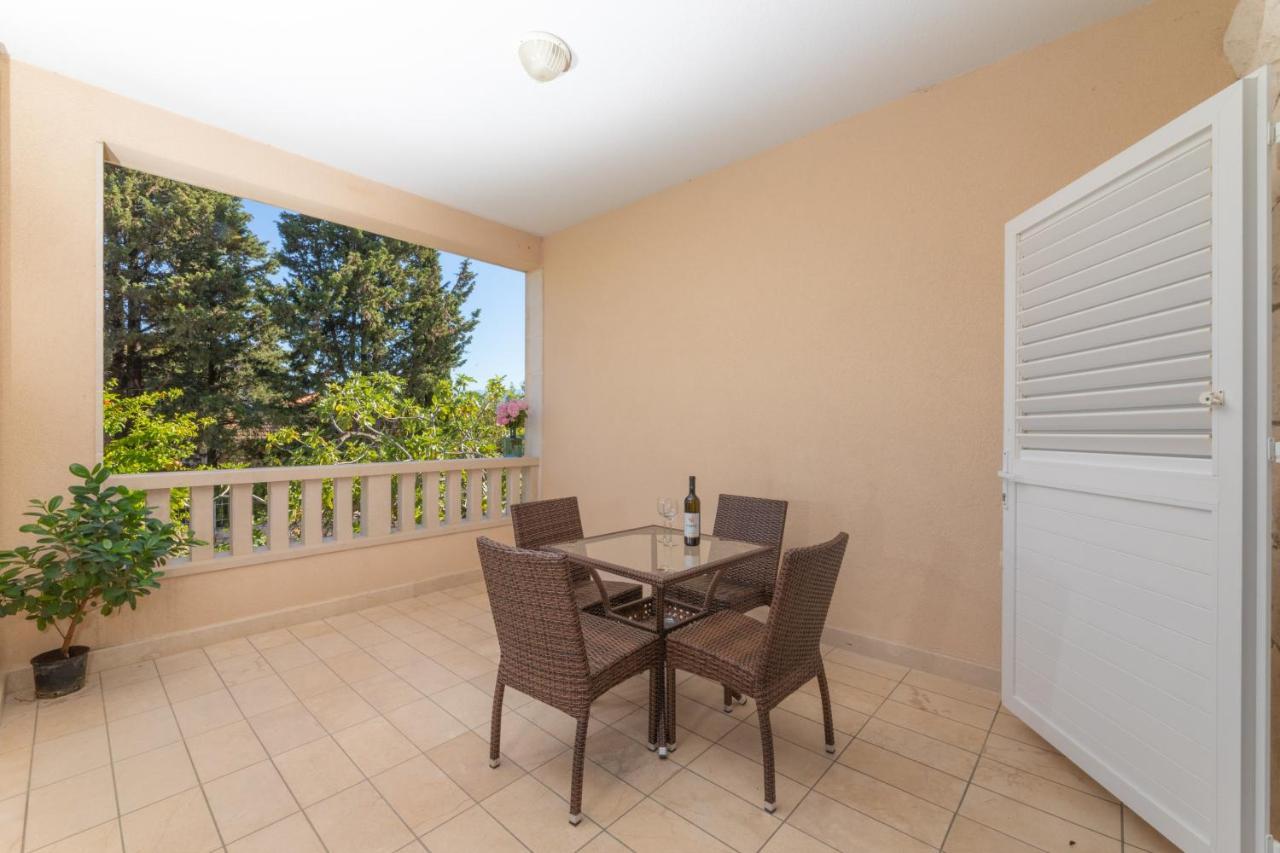 Apartments Ella Супетар Экстерьер фото