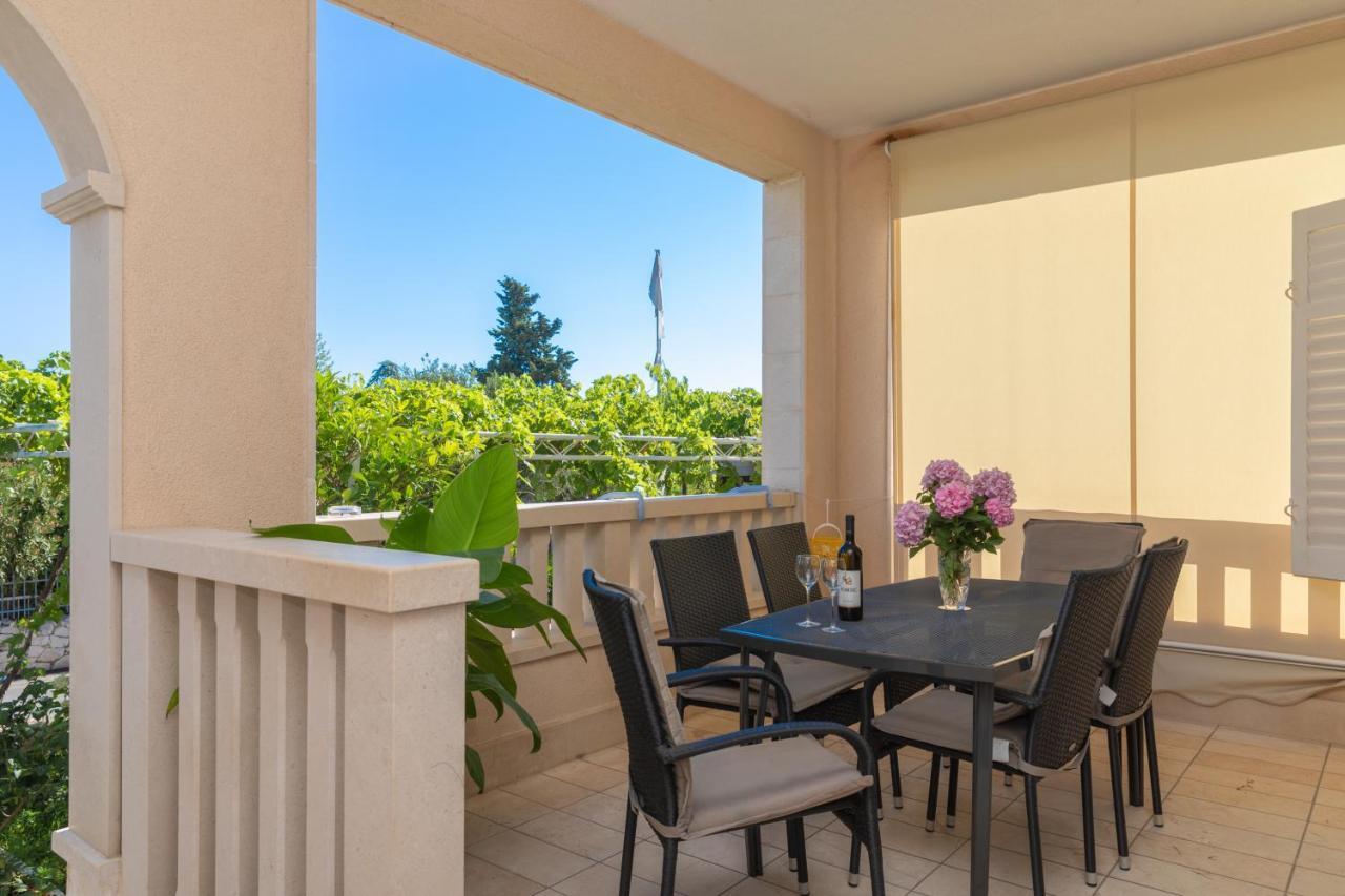 Apartments Ella Супетар Экстерьер фото